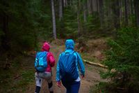 Perlengkapan pendakian gunung seperti jaket untuk menjaga kehangatan tubuh (iStock)