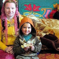 Rifca Stanescu: 23 TahunWanita asal Romania ini sempat viral beberapa waktu lalu karena menjadi salah satu nenek termuda. Di usia 23 tahun, ia telah memiliki cucu. Rifca pertama kali punya anak perempuan di usia 12 tahun. Anak tersebut pun kemudian melahirkan di usianya yang baru 11 tahun. Suami Rifca, Ionel, pun menjadi kakek termuda di usia 25 tahun. Dikatakan jika dulu Rifca dan Ionel kawin lari dan hal serupa juga terjadi pada putri merekaFoto: ist