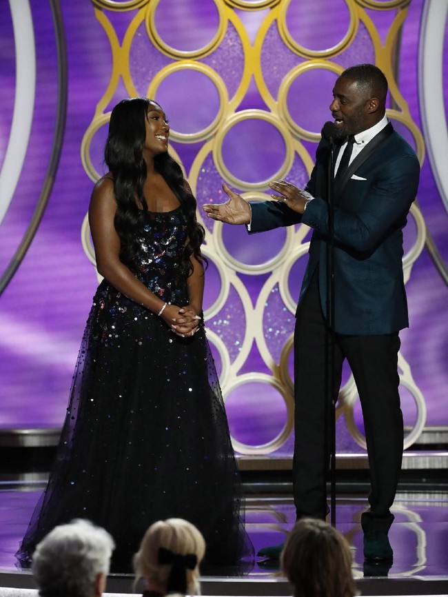 Sebagai duta, Isan bertugas memberikan piala Golden Globes kepada pemenang setelah presenter mengumumkannya. Ajang bergengsi bagi insan film dan TV Hollywood itu digelar Minggu (6/1/2019), di Beverly Hilton Hotel, Beverly Hills, California, Amerika Serikat. Foto: Paul Drinkwater/Getty Images