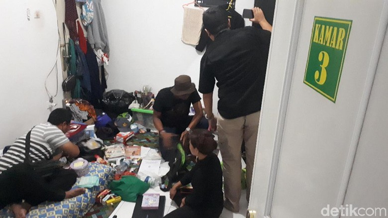 Polisi Cek Buku Diary Siswi SMK di Bogor yang Tewas Ditusuk Polisi Cek Buku Diary Siswi SMK di Bogor yang Tewas Ditusuk