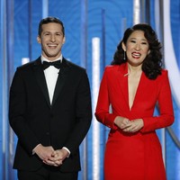 Garis pakaian yang maskulin diseimbangkan dengan tatanan rambut yang ditata menyamping demi menghadirkan kesan feminin nan elegan. Lipstik merah membuat penampilan Sandra lebih seduktif. Foto: Getty Images