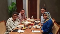 Bersama dengan keluarganya, Menteri Luar Negeri Indonesia, Retno Marsudi terlihat asyik menikmati makanan yang dibuat dari 100 persen bahan asal Indonesia. Foto: Instagram retno_marsudi