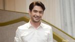 Gaya Kece Reza Rahadian dengan Kemeja Putih
