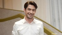 Dalam kesempatan tersebut, Reza terlihat kece. Pool/Noel/detikFoto.