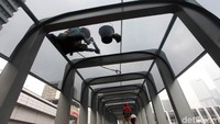 Atap JPO di Bunderan Senayan itu juga sudah selesai dipasang. Seorang pekerja tampak mengecek tahap akhir dalam merampungkan pembangunan atap JPO itu.