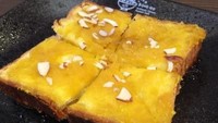 Kalau mau roti bakar gaya Korea, mampir saja ke Bing Go. Ada Sweet Potato & Cheese Toast yang enak. Roti bakar diolesi pasta ubi lalu ditaburi kacang almond. Di dalamnya diisi keju lembaran dan lapisan putih kenyal mirip mochi. Foto: dok. detikFood