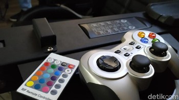 Terdapat joystick dan alat untuk mengatur cahaya lampu LED yang bisa diatur sesuai selera. Foto: Agus Tri Haryanto/inet