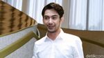 Gaya Kece Reza Rahadian dengan Kemeja Putih