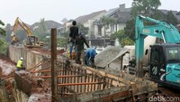 Sejumlah alat berat terlihat dikerahkan untuk mempercepat proses perbaikan tanggul yang rusak.