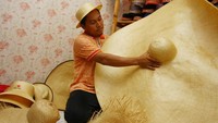 Saepul Millah (33) perajin bambu menyelesaikan pembuatan topi bambu khas Tangerang di Citra Raya, Tangerang, Banten, Selasa (8/1/2019). ANTARA FOTO/Muhammad Iqbal.
