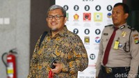Mantan Gubernur Jawa Barat, Ahmad Heryawan, mendatangi gedung KPK, Jakarta, Rabu (9/1/2019).