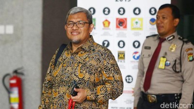 Ekspresi Aher Saat Akhirnya Penuhi Panggilan KPK