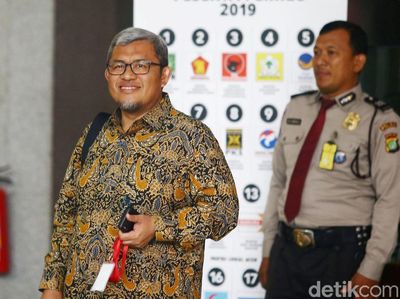 Ekspresi Aher Saat Akhirnya Penuhi Panggilan KPK