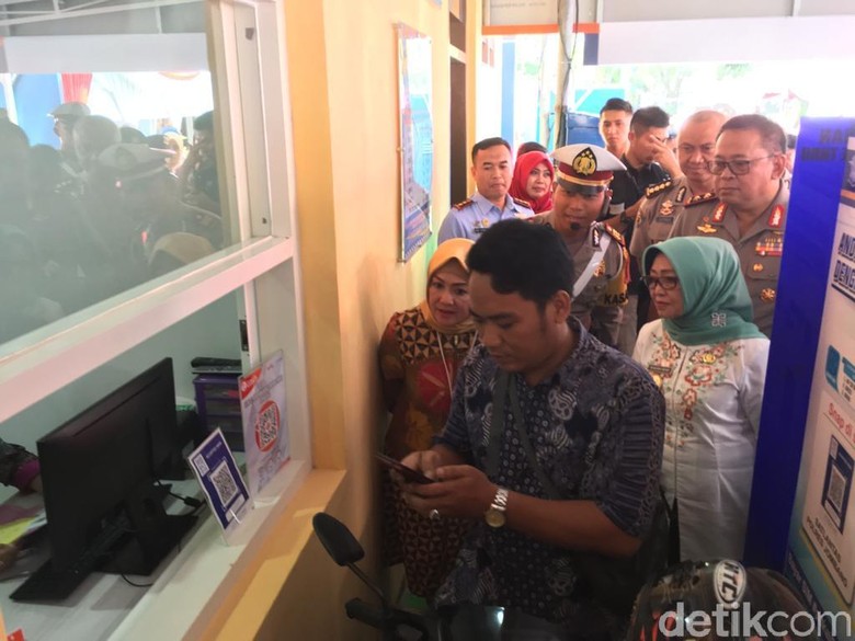 Ada SIM Drive Thru di Jombang, Perpanjangan Hanya Butuh 7 Menit Ada SIM Drive Thru di Jombang, Perpanjangan Hanya Butuh 7 Menit