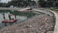 Sejumlah petugas dari Dinas Kehutanan Jakarta dan Dinas UPK Badan Air membersihkan serta merapikan Hutan Kota Waduk Cincin, Jakarta Utara, Rabu (9/1/2019).