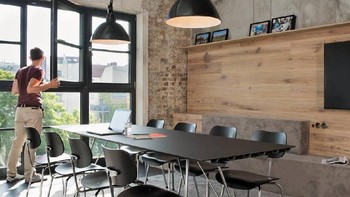 Ini salah satu ruang meeting besar yang disediakan. Foto: Office Lovin