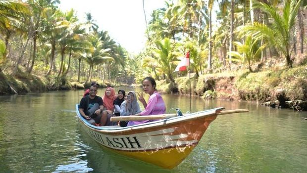 Wisatawan di Kali Cokel, Pacitan