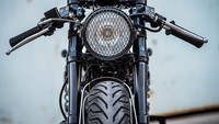 Detail yang dirubah untuk motor bergaya cafe racer, sudah pasti stang jepit dengan headlamp bulat dengan grill yang menghiasi tampilan muka. Foto: pool (bikeexif)