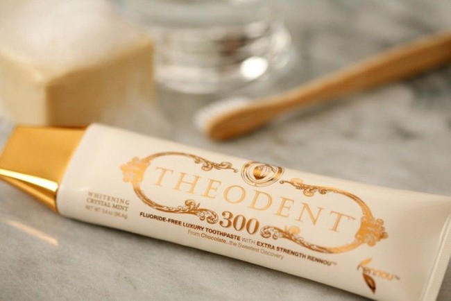 Theodent 300 Toothpaste. Pasta gigi ini dijjual seharga USD 100 atau sekitar Rp 1,4 juta. Pasta gigi bebas fluoride ini diklaim bisa menguatkan lapisan enamel dan menyingkirkan sisa-sisa mineral yang menumpuk pada gigi. Kemasannya dibuat cukup mewah dengan warna emas dan putih. Foto: Dok. Luxury Launches