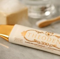 Theodent 300 Toothpaste. Pasta gigi ini dijjual seharga USD 100 atau sekitar Rp 1,4 juta. Pasta gigi bebas fluoride ini diklaim bisa menguatkan lapisan enamel dan menyingkirkan sisa-sisa mineral yang menumpuk pada gigi. Kemasannya dibuat cukup mewah dengan warna emas dan putih. Foto: Dok. Luxury Launches
