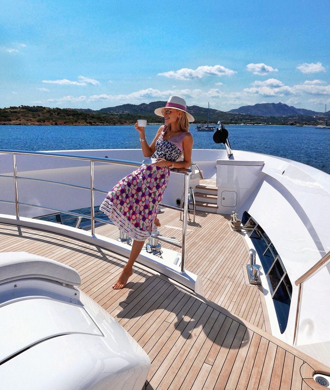 Kemewahan liburan dengan private jet hingga yacht merupakan hal yang biasa dilakukan wanita berusia 26 tahun ini. Foto: Instagram @diana_yekdokimova