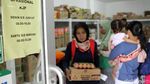 Bawa KJP, Warga DKI Ramai-ramai Antre Sembako Murah