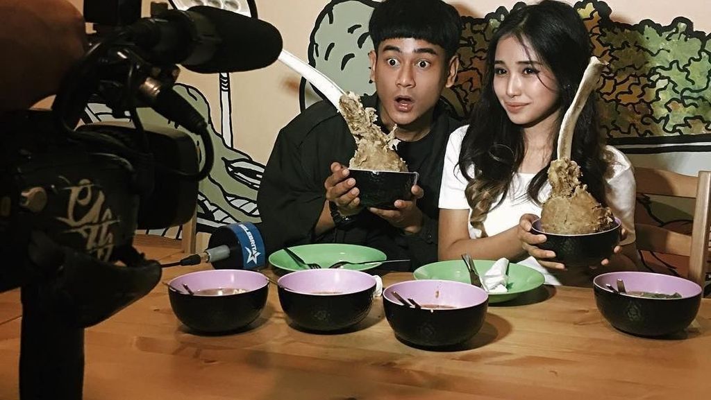 Mantan Vanessa Angel, Dwi Andhika Punya Gaya Keren Saat Ngopi dan Makan Mantan Vanessa Angel, Dwi Andhika Punya Gaya Keren Saat Ngopi dan Makan
