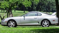 Toyota Supra generasi keempat adalah mobil Jepang berikutnya yang paling pantas untuk mendapatkan gelar mobil gahar. 320 tenaga kuda (239 kW) dari 3.0-liter twin-turbo adalah bukti nyata. Tapi perlu diingat bahwa awal dari Ferrari 348 saat itu memiliki 300 hp (224 kW). Di atas kertas kalah jauh bukan? Foto: Pool (Motor1)