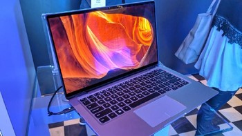 Hadir dengan layar 14 inch yang diklaim paling kecil di kelas laptop 2-in-1. (Foto: Adi Fida Rahman/detikINET)