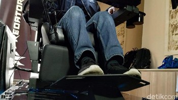 Ada pula penyangga kaki yang akan membuat gamer jadi lebih nyaman saat bermain dalam posisi rebah sampai 140 derajat. Foto: Agus Tri Haryanto/inet