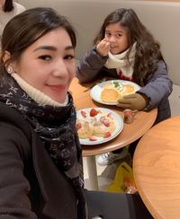 Serunya Wisata Kuliner ala Istri Andre Taulany Saat Liburan ke Jepang