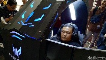 Meski beda harganya, baik mouse, kursi, keyboard, hingga monitor sama semua speknya. Pembedanya di bagian PC. Foto: Agus Tri Haryanto/inet