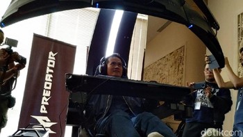 Bagian kokpit Predator Thronos dilengkapi dengan control arch guna mengatur ketinggian tiga unit monitor untuk menghasilkan visual sesuai keinginan gamer. Foto: Agus Tri Haryanto/inet