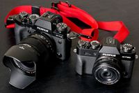 Perbandingan ukuran XT-3 dengan X-T20. Masing-masing dengan lensa Fuji 16mm f/1.4 dan 27mm f/2.8.
