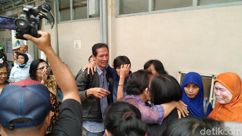 Tangis Keluarga dan Kerabat Sambut Jenazah Noven di Bandung Tangis Keluarga dan Kerabat Sambut Jenazah Noven di Bandung