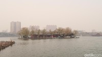 Tujuan dari kapal wisata ini adalah sebuah pulau yang ada di tengah danau. Pulau tersebut diisi oleh sebuah restoran. (Bonauli/detikTravel)