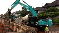Tanggul Sungai Bekasi di kawasan perumahan Kawasan Kemang Pratama, Kota Bekasi, mulai diperbaiki, Rabu (9/1/2019).
