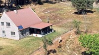 Inilah sensasi tidur di penginapan milik sebuah lembaga konservasi bernama GG Conservation. Kamu bisa menginap di bangunan dalam area konservasi yang dikelilingi oleh 77 ekor singa. (dok. GG Conservation)