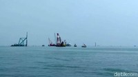 Saat ini tahap pembangunan meliputi konstruksi reklamasi, dermaga, breakwater (pemecah gelombang laut), dan trestle dermaga.