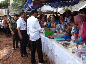 Saat Jokowi Ajak Anies Borong Kerupuk dan Gorengan di Tambora