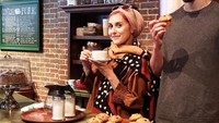 Menyesap secangkir kopi emang paling enak ditemani cake manis seperti cupcake. Mantap! Foto: Instagram dinatokio