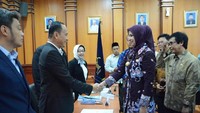 Kesepakatan itu lalu dituangkan dalam Berita Acara Kesepakatan dengan ditandatangani oleh Kementerian ESDM, Pemprov Jawa Timur dan Pemerintah Daerah Jember. Bupati Jember dr Faida MMR tampak sumringah atas hasil mediasi itu.