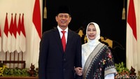 Letjen Doni Monardo berfoto bersama istrinya.