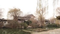 Layaknya kawasan klasik di China, Daming Lake memiliki sudut-sudut cantik yang bikin baper. Begitu masuk, wisatawan langsung disambut dengan jembatan klasik dengan pemandangan danau yang dikelilingi oleh pohon dedalu. (Bonauli/detikTravel)