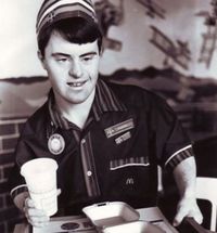 32 Tahun Mengabdi, Pegawai Fast Food dengan Down Syndrom Ini Akhirnya Pensiun