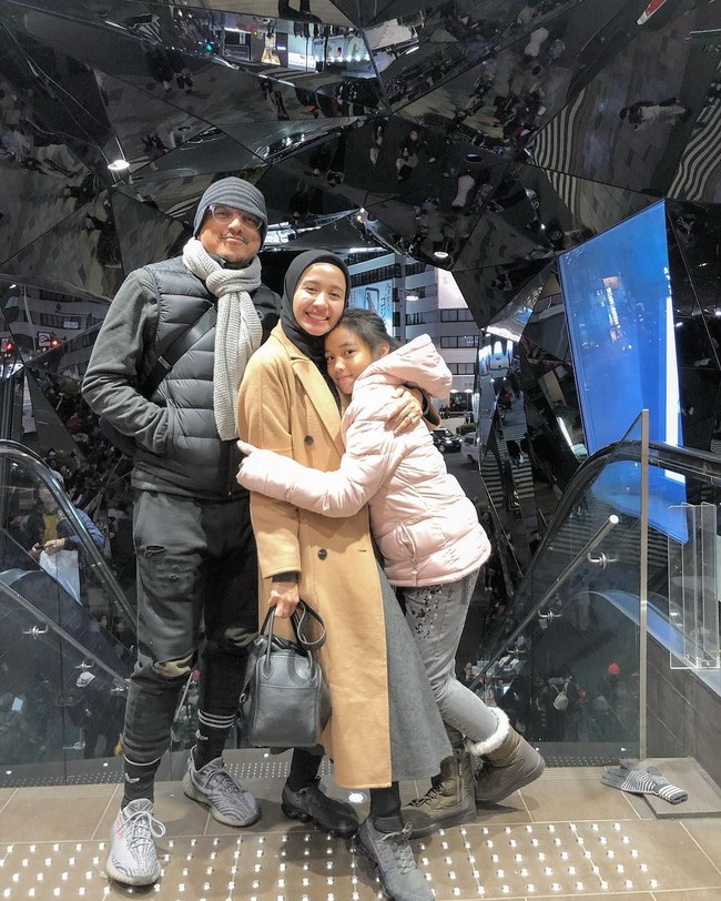 Si cantik Laudya Cynthia Bella sedang berlibur bersama keluarga kecilnya ke Jepang. Gayanya saat liburan mencuri perhatian, karena selalu manis sesuai karakternya. Foto: Instagram/LaudyaCynthiaBella