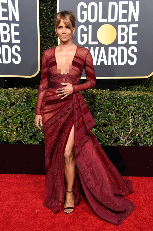 Dalam kesempatan spesial tersebut, Halle Berry menebar pesonanya dalam balutan gaun merah anggur rancangan Zuhair Murad. Gaun tersebut hadir dengan belahan dada rendah atau plunging neck yang seksi. (Foto: Getty Images)