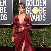Dalam kesempatan spesial tersebut, Halle Berry menebar pesonanya dalam balutan gaun merah anggur rancangan Zuhair Murad. Gaun tersebut hadir dengan belahan dada rendah atau plunging neck yang seksi. (Foto: Getty Images)