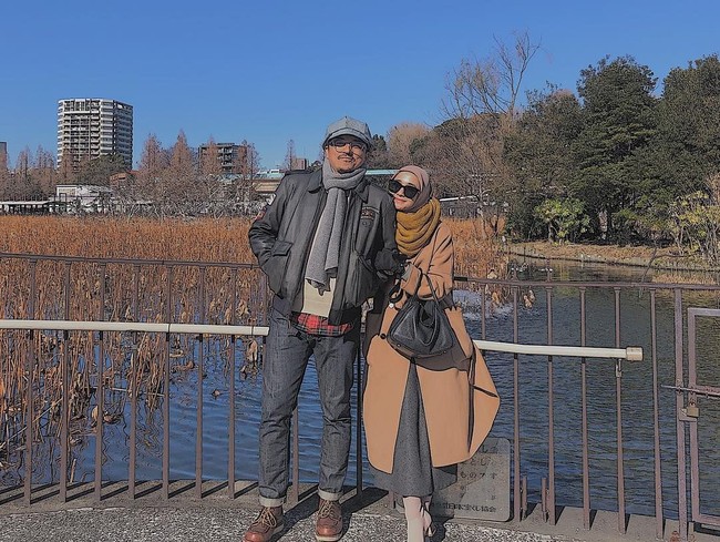 Laudya Cynthia Bella terlihat cantik mengenakan coat bernuansa cokelat dipadukan dengan syal berwarna mustard. Ia padukan coat tersebut dengan rok abu yang simple. Foto: Instagram/LaudyaCynthiaBella