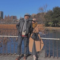 Laudya Cynthia Bella terlihat cantik mengenakan coat bernuansa cokelat dipadukan dengan syal berwarna mustard. Ia padukan coat tersebut dengan rok abu yang simple. Foto: Instagram/LaudyaCynthiaBella